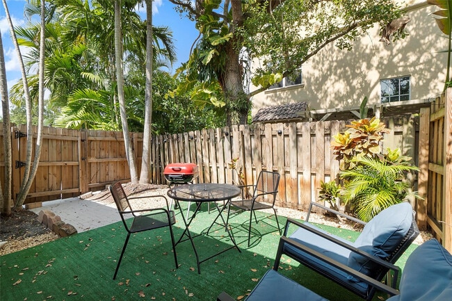 Building Photo - 1400 NE 4th Ct