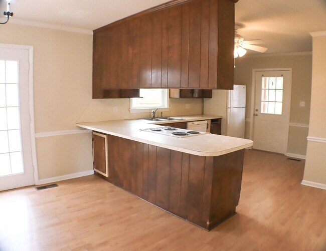 Building Photo - Lovely 5 bedroom, 2 bathroom brick home in Reidsville