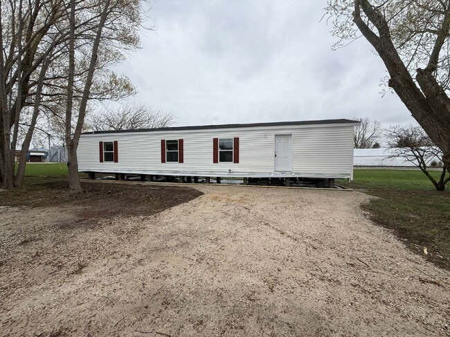 Building Photo - Charming 2-Bed, 2-Bath Mobile Home Retreat in Seneca!