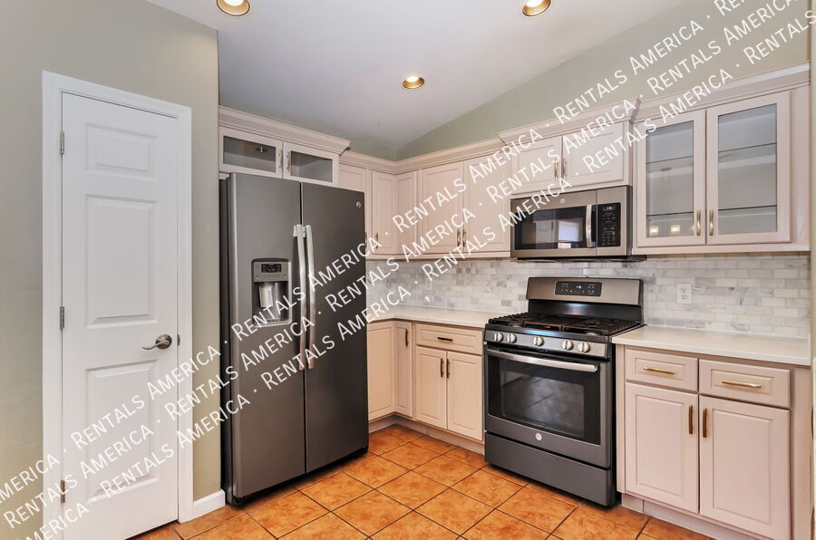 Building Photo - 4976 W Rosebay Dr