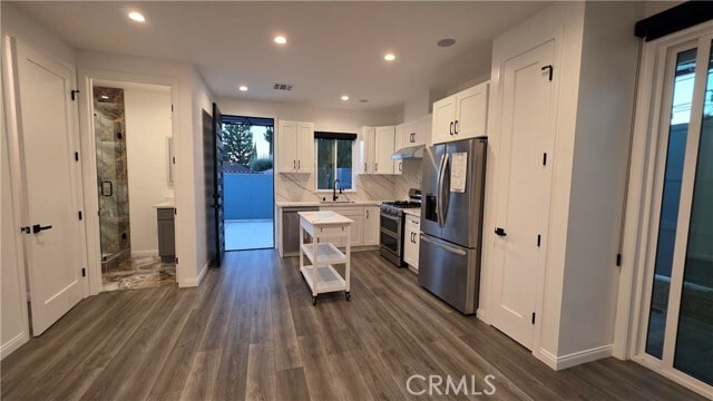 Building Photo - 18222 Chatsworth St