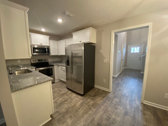 Building Photo - 3 BD 3.5 BA 1 Car Garage Great Location Li...