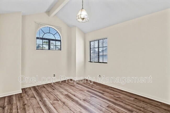 Building Photo - 493 Summerhill View