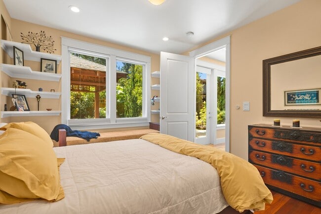 Building Photo - Exquisite Kirkland Estate - Lake Front Views