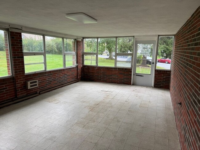 Building Photo - Stunning 3-bedroom, 3-bathroom single family home