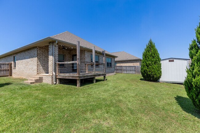Building Photo - GREAT PRICE w/COMMUNITY POOL!