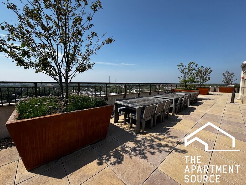 Building Photo - 1324 W Morse Ave