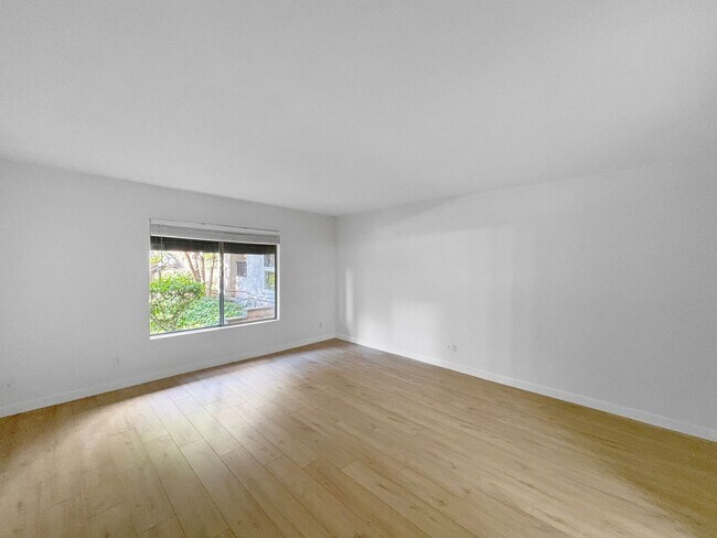 Building Photo - Charming & Spacious 2BD/2BA Condo in Bay P...