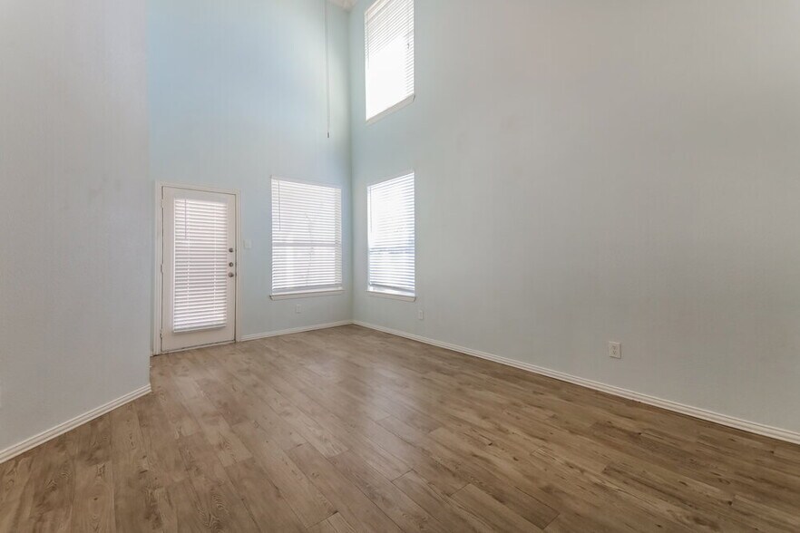 Building Photo - 9867 Walnut Hill Dr