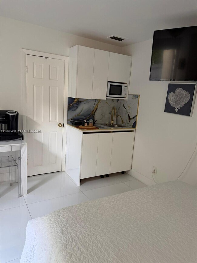 Building Photo - 45 SW 28th Rd