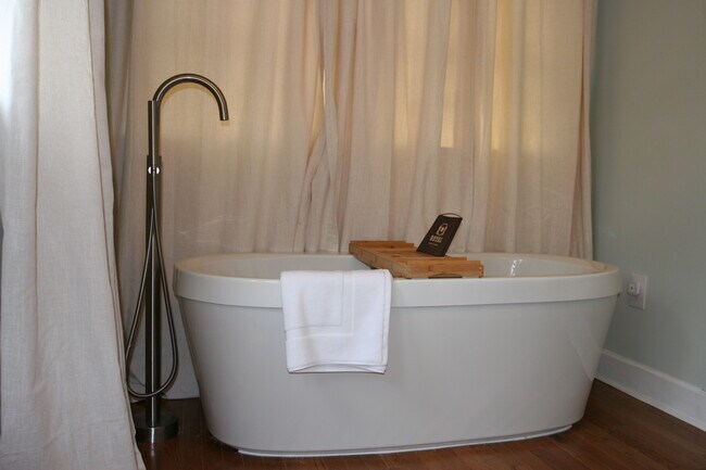 Guest Bath - 705 Stevens Ave NE