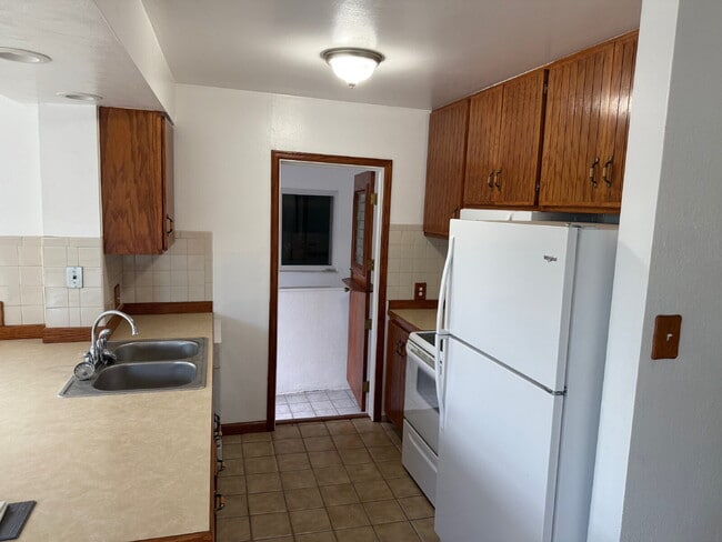 Building Photo - "Charming 2-Bedroom Upstairs of Duplex Ret...