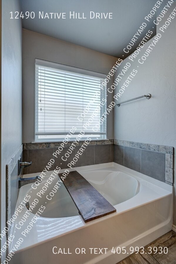 Building Photo - 12490 Native Hill Dr