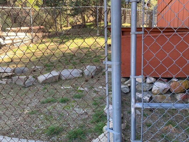 Building Photo - 3 bedroom/ 3 bath. Fully furnished ready f...