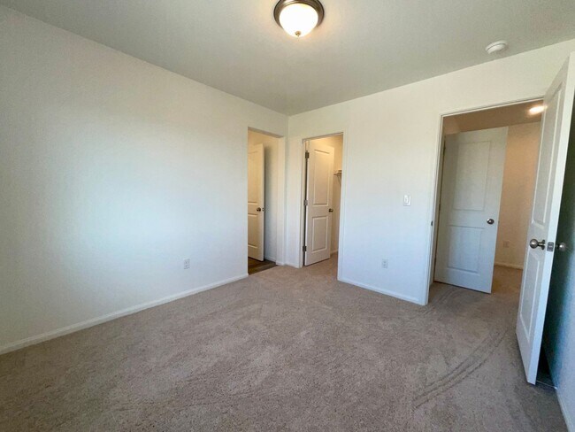 Building Photo - Charming Newer 3 bedroom House