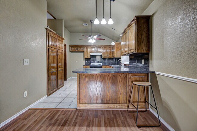 Building Photo - 2912 Edinburg Dr