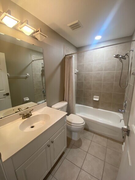 Building Photo - 11611 Highbury Way
