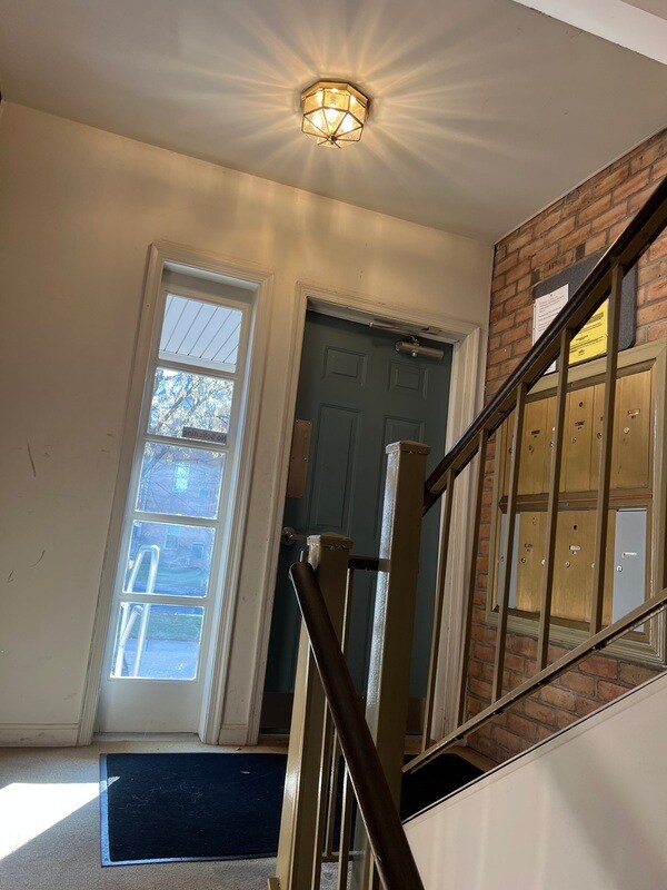 Building Photo - 2 Banyan Wood Ct