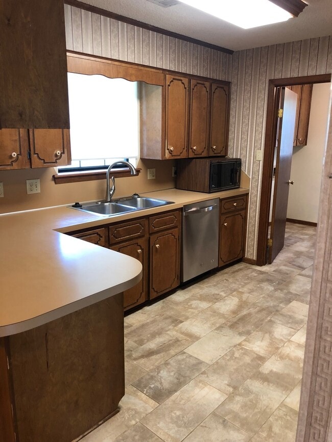 Building Photo - Questions call Peggy Goodman 501 676 1758