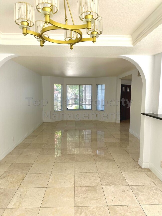 Building Photo - Beautiful 3 Bed / 2.5 Bath / 2,211 Sqft Sa...