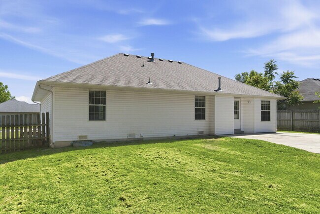 Building Photo - 657 Kings Carriage Rd