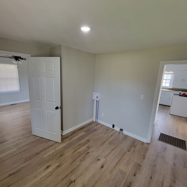 Building Photo - 3/1 House- Sparta City Limits