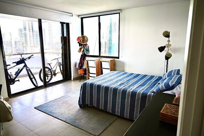 Building Photo - 1581 Brickell Ave