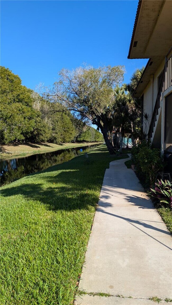 Building Photo - 369 Lakeview Dr