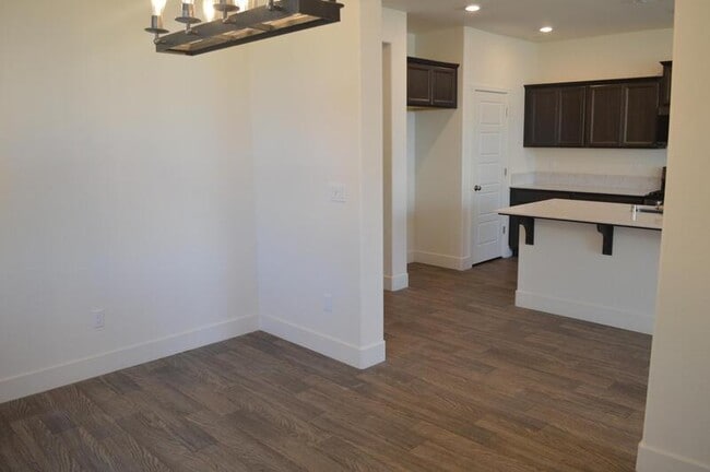Building Photo - 2465 Pineda Dr