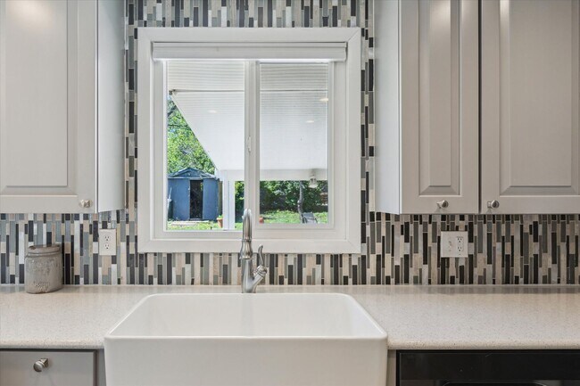Building Photo - Move-In Ready Ranch with Modern Upgrades a...
