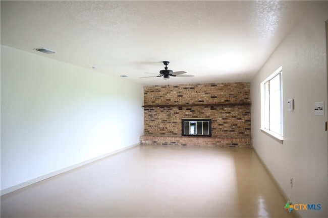 Building Photo - 707 Old Seguin Luling Rd
