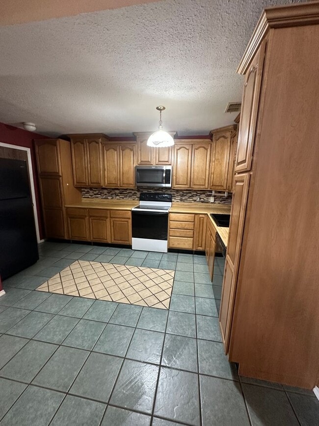 Building Photo - Very nice 3 bedroom 2 bath