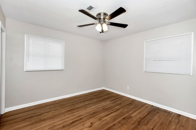 Building Photo - 1707 Buena Vista Cir SE