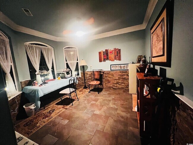 Building Photo - 584 Summerhill Dr