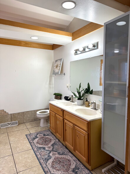 Master Bath - 5511 Easy St