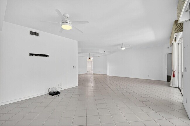 Building Photo - 11570 Briarwood Cir