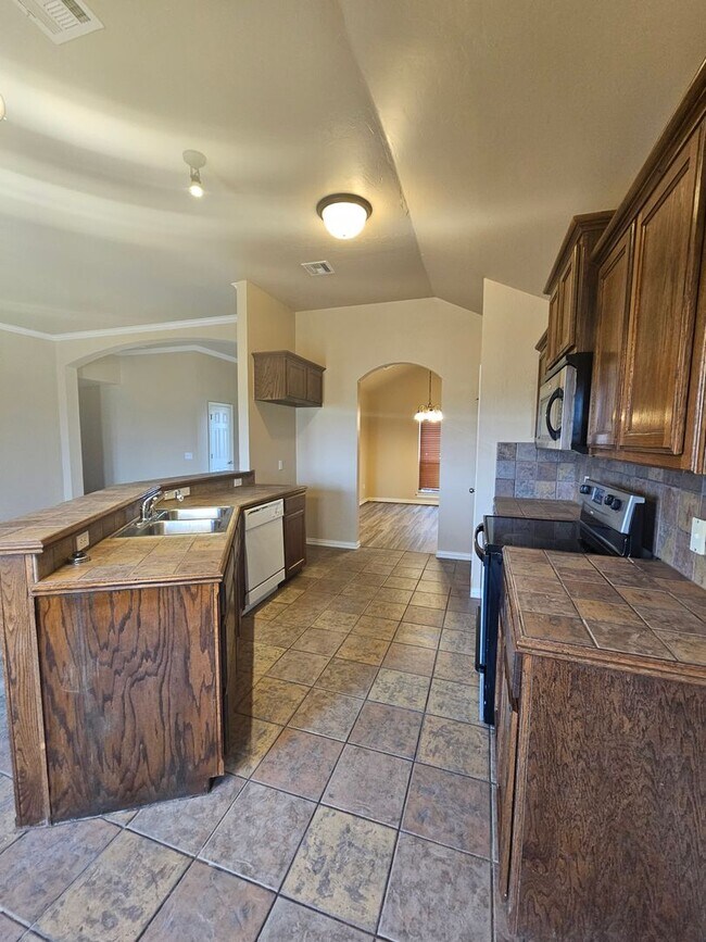 Building Photo - (3) Bed/(2) Bath in Tecumseh Ridge Avail Now!