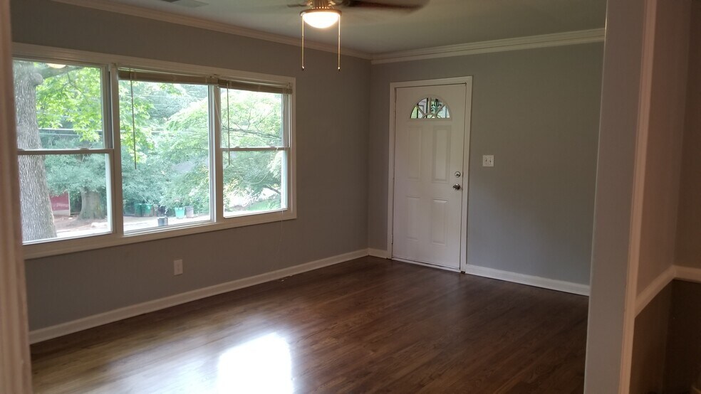 Living Room / Front Entrance - 1920 Wildwood Dr