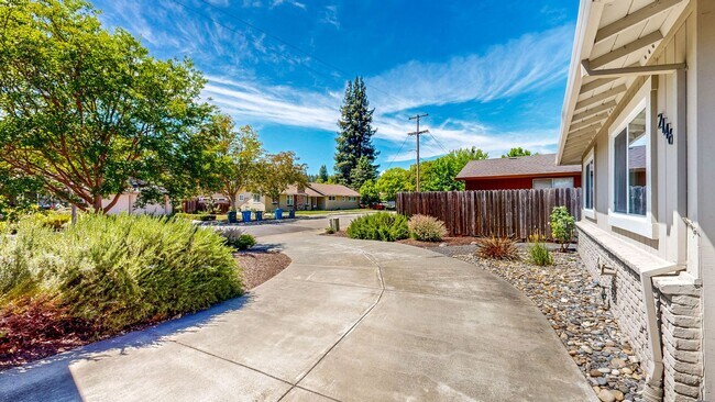 Building Photo - Rincon Valley Single Level, Landscaper Included!