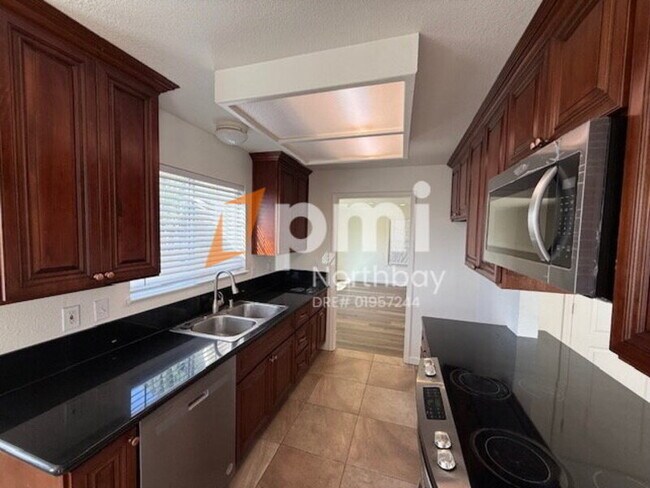 Building Photo - 893 Deerfield Pl