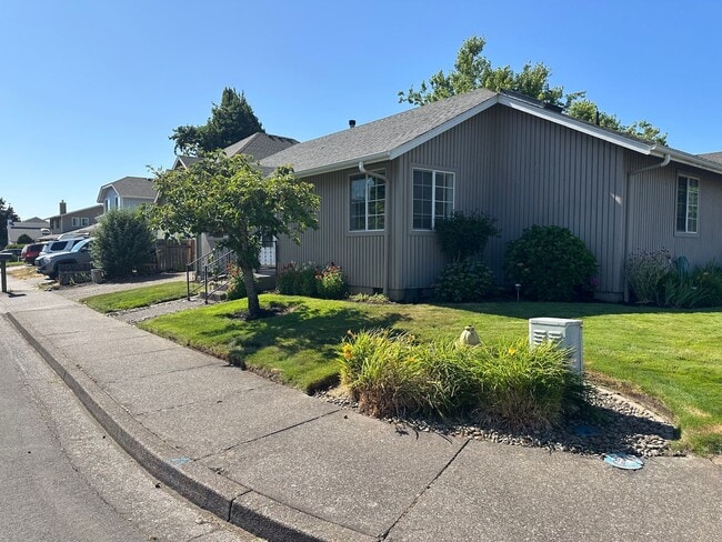 Building Photo - Large 2 bedroom 2 bathroom duplex with garage!