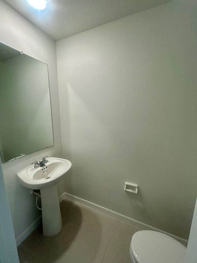 Building Photo - Stylish Townhome in the Heart of Ruskin – ...