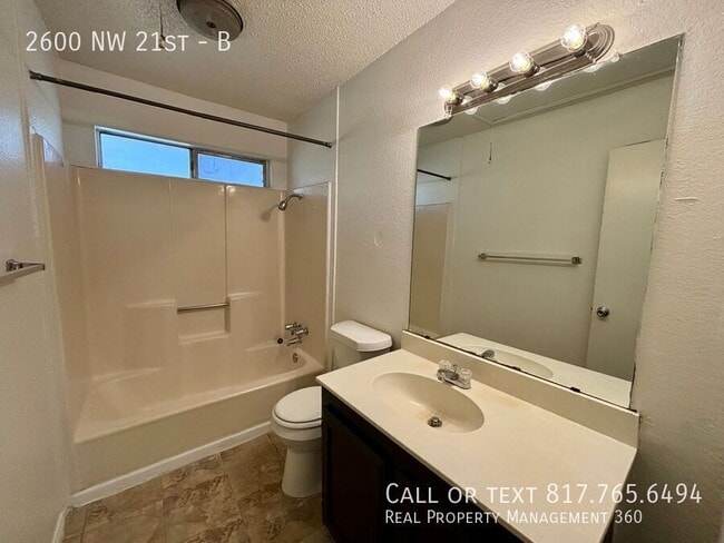 Building Photo - 2600 NW 21st-B