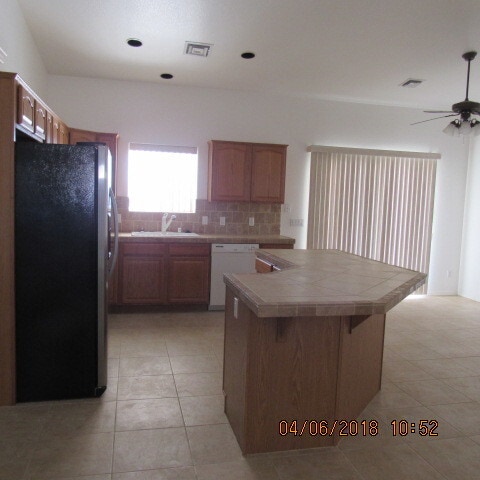 Building Photo - 3 Bedroom 2 Bath 3 Car Garage