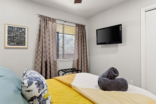 Building Photo - 5400 Alexis Cove