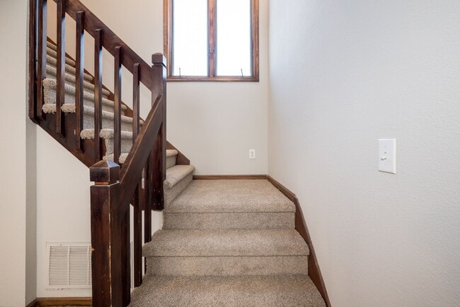 Building Photo - 2 bedroom 1.5 bath Duplex Close to the Beach