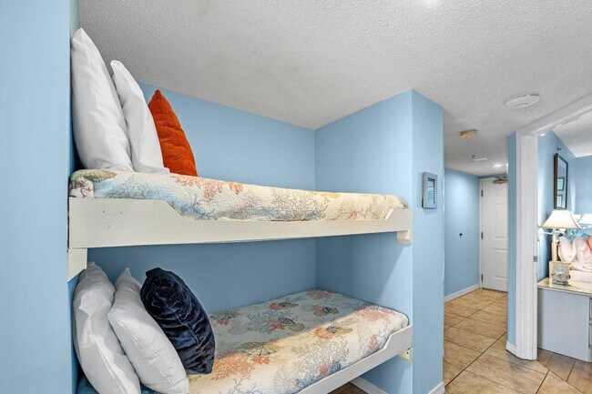 Building Photo - 561 E Beach Blvd