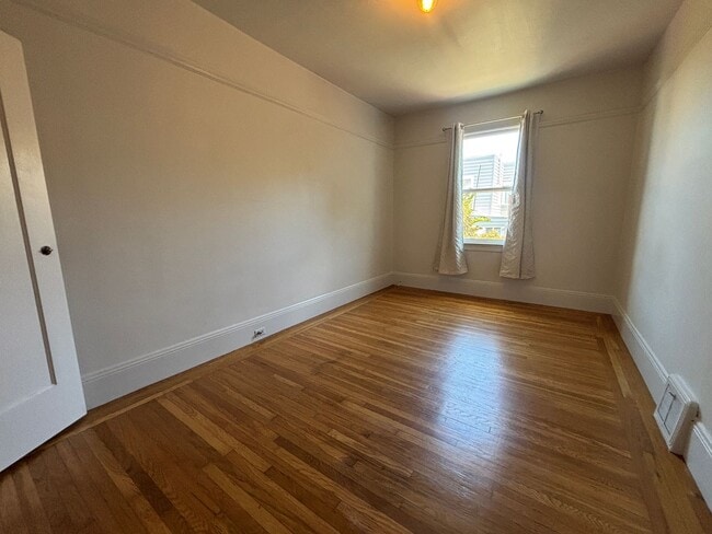 Building Photo - Single Family Home in Mission Terrace