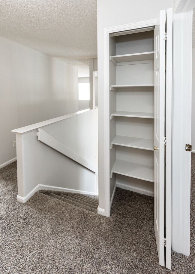 Building Photo - Newly Updated 4 Bed Home Centrally Located