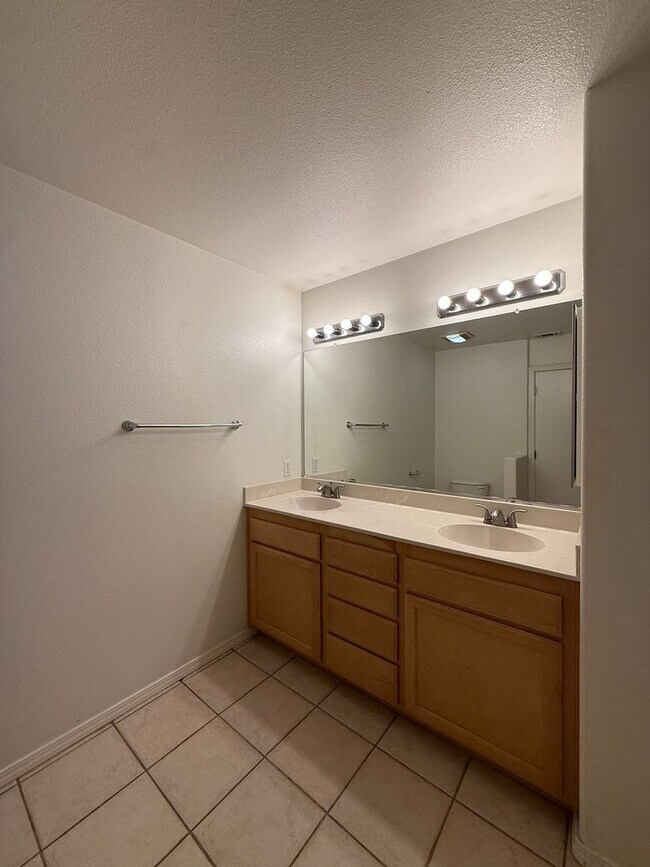 Building Photo - Centrally Located Downstairs Condo in the Oak Creek Villas